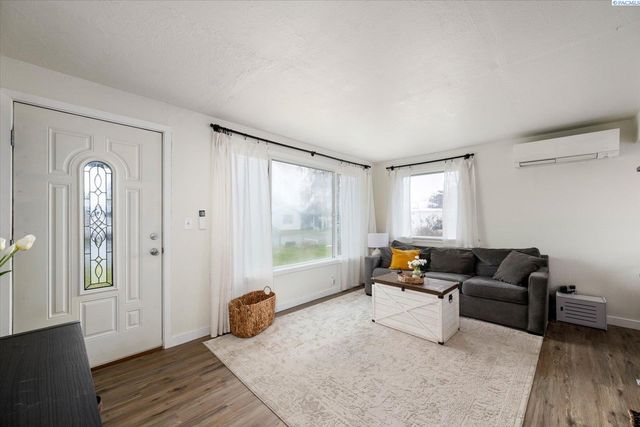 522 N Irving St, Kennewick, WA 99336