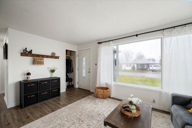 522 N Irving St, Kennewick, WA 99336