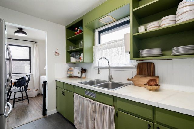 522 N Irving St, Kennewick, WA 99336