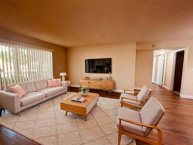 7630 Westwood Drive 305, Tamarac, FL 33321