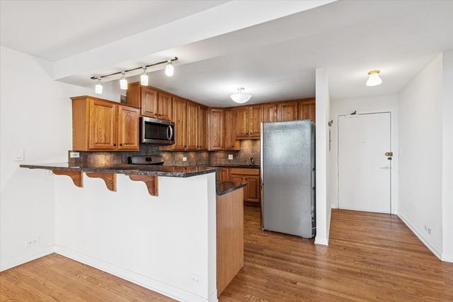 5801 N Sheridan Road 2B, Chicago, IL 60660