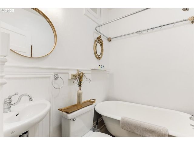 2109 Nw IRVING St, Portland, OR 97210