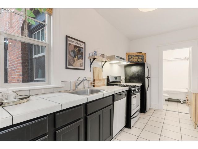 2109 Nw IRVING St, Portland, OR 97210