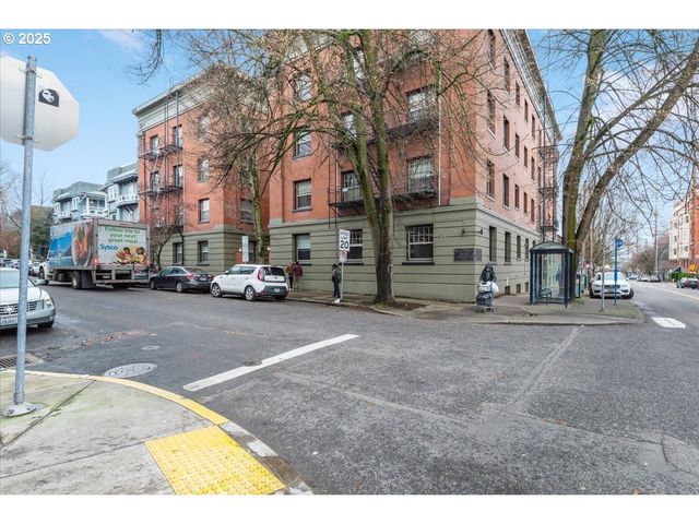 2109 Nw IRVING St, Portland, OR 97210