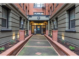 2109 Nw IRVING St, Portland, OR 97210