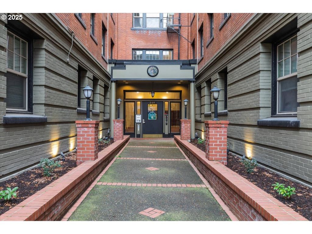 2109 Nw IRVING St, Portland, OR 97210