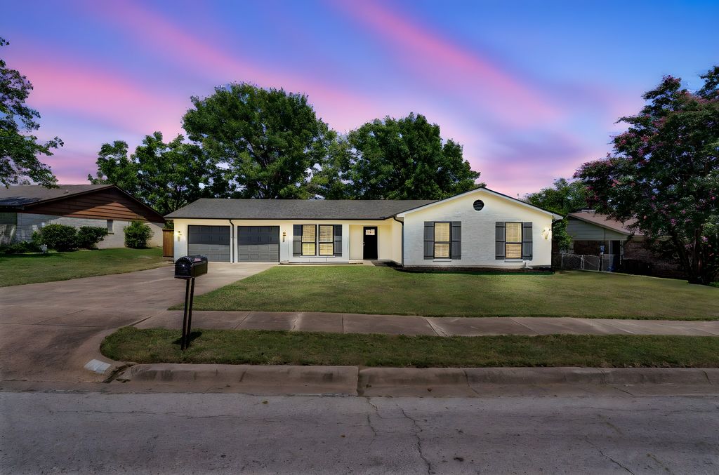 112 Lochness Lane, Benbrook, TX 76126