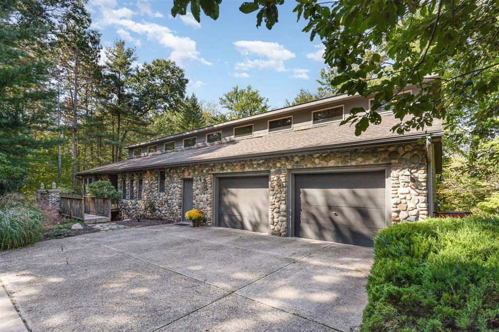 33 Star Gazer Lane, Comstock Park, MI 49321