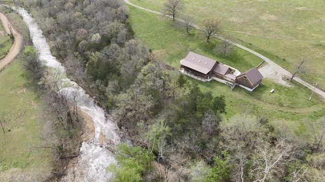 300 Round Up Lane, Bakersfield, MO 65609