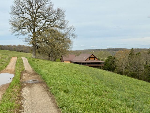 300 Round Up Lane, Bakersfield, MO 65609