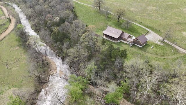 300 Round Up Lane, Bakersfield, MO 65609