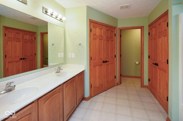 633 Savannah Drive, Greenwood, IN 46142