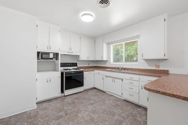 3560 Sacramento Drive, Redding, CA 96001