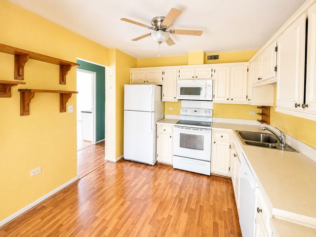 125 Acacia Circle 404, Indian Head Park, IL 60525