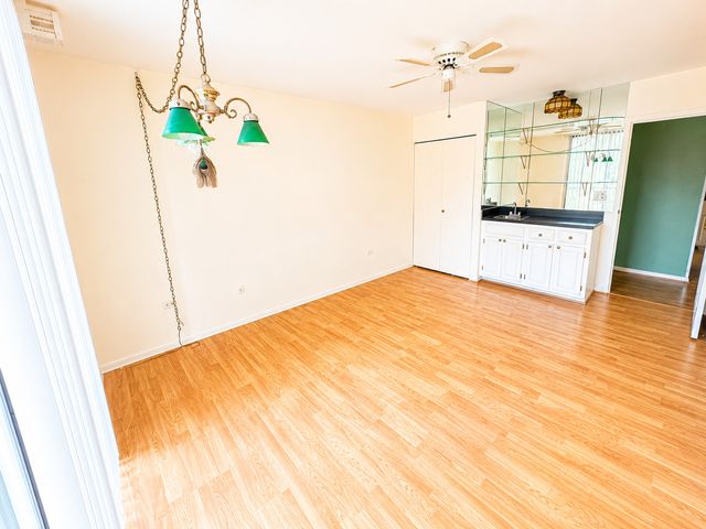 125 Acacia Circle 404, Indian Head Park, IL 60525