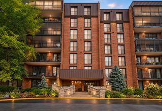 125 Acacia Circle 404, Indian Head Park, IL 60525