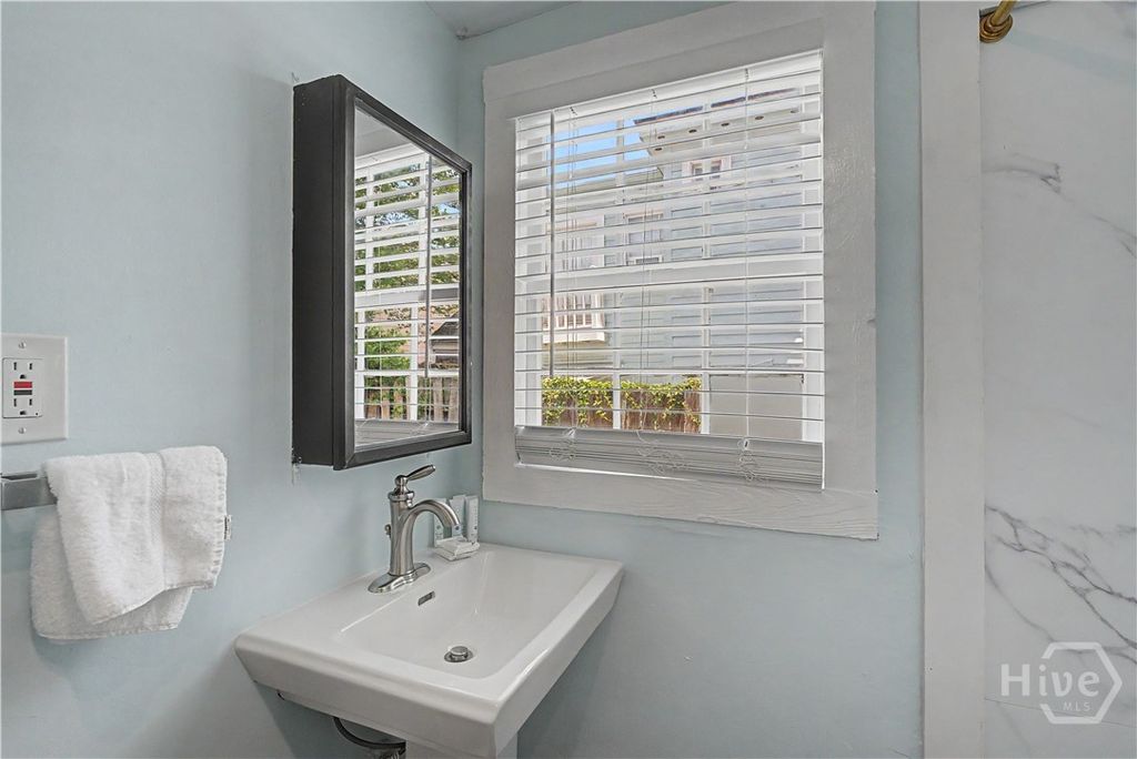 Image 10 of property listing at 534 E Gordon Lane, Savannah, GA 31401