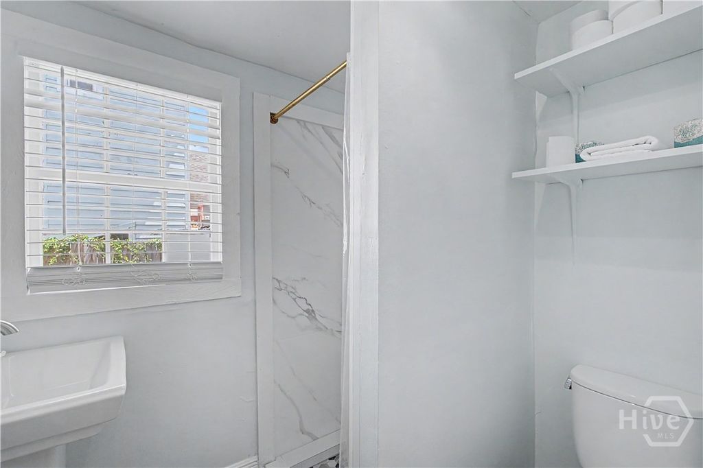 Image 11 of property listing at 534 E Gordon Lane, Savannah, GA 31401