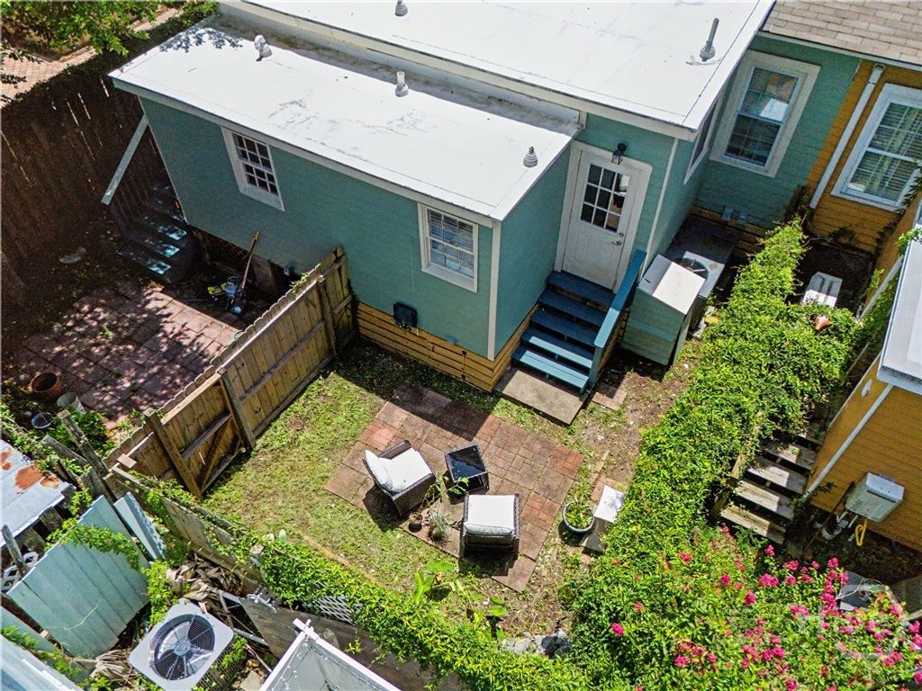 Image 14 of property listing at 534 E Gordon Lane, Savannah, GA 31401