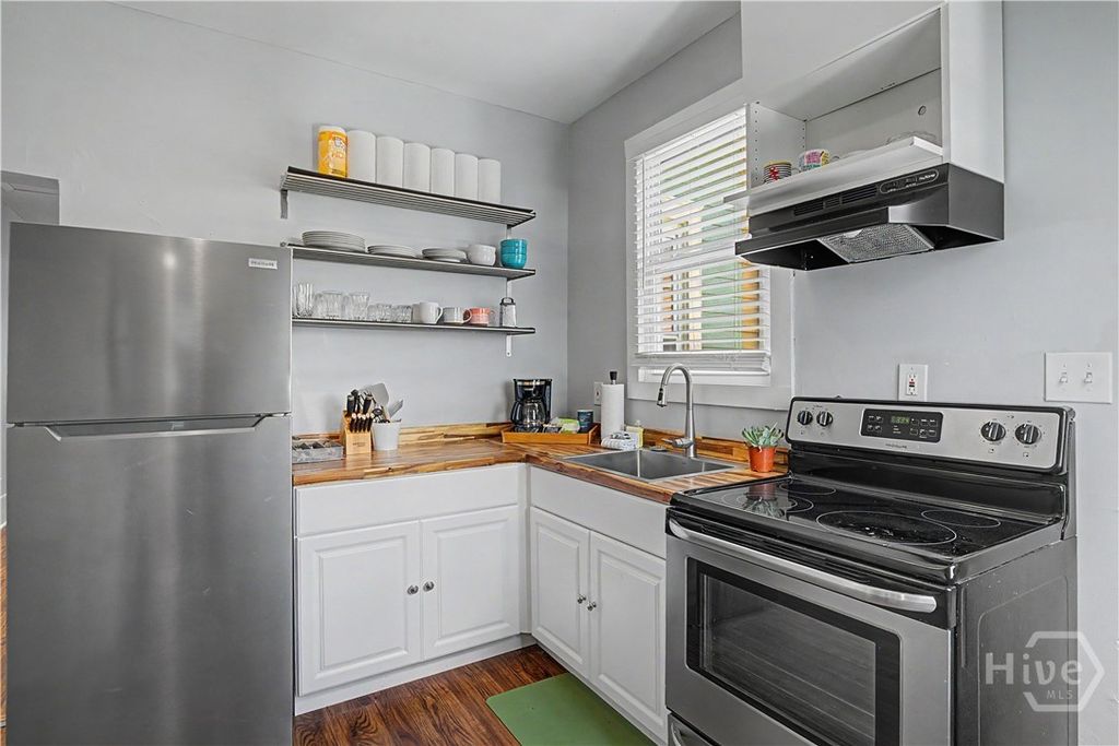 Image 5 of property listing at 534 E Gordon Lane, Savannah, GA 31401