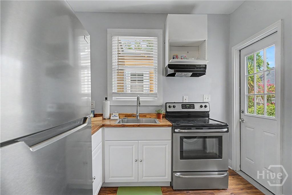 Image 6 of property listing at 534 E Gordon Lane, Savannah, GA 31401