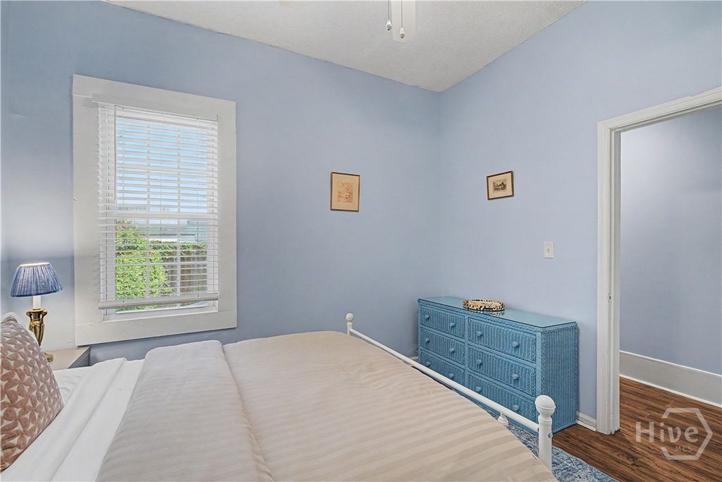 Image 8 of property listing at 534 E Gordon Lane, Savannah, GA 31401