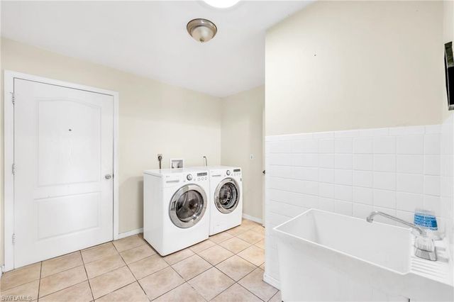 1942 SW 2nd PL, Cape Coral, FL 33991