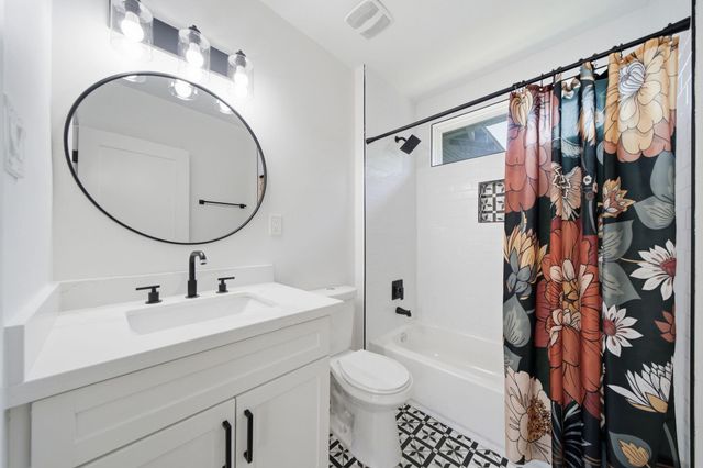 1139 W Gardner Street, Houston, TX 77009
