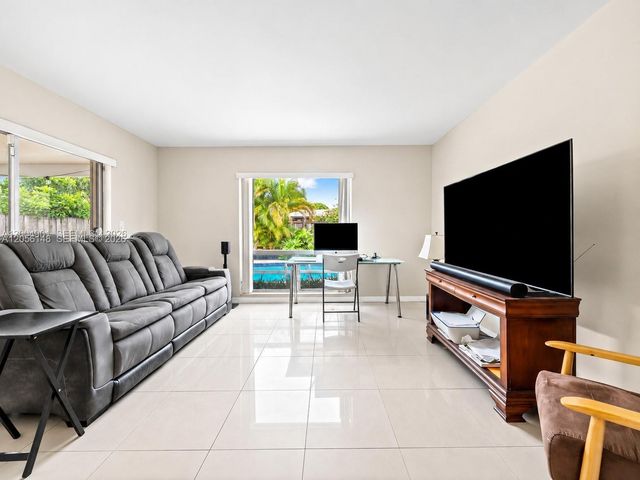 2210 N 57th Way 2210, Hollywood, FL 33021