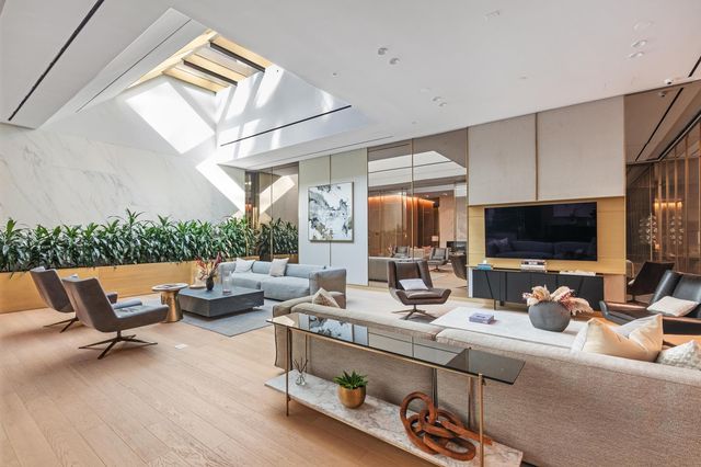 500 W 45th St Apt 603, New York City, NY 10036