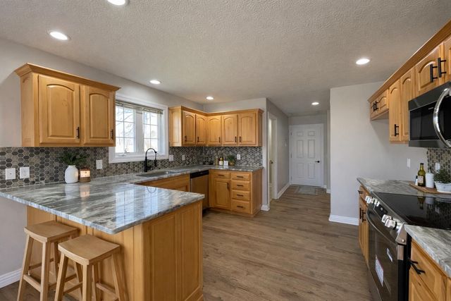 2401 S April Avenue, Springfield, MO 65807