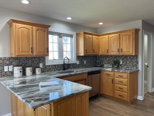 2401 S April Avenue, Springfield, MO 65807