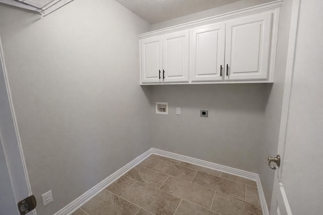 2401 S April Avenue, Springfield, MO 65807