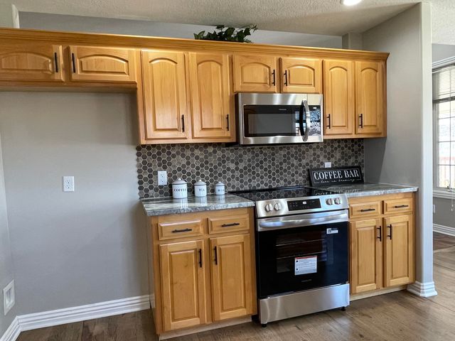 2401 S April Avenue, Springfield, MO 65807