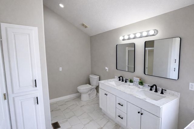 2401 S April Avenue, Springfield, MO 65807