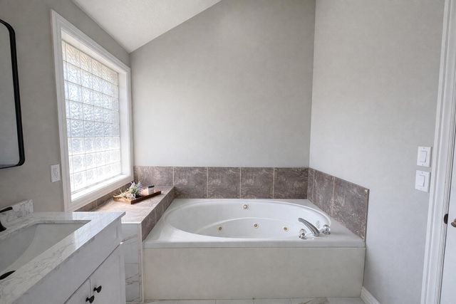 2401 S April Avenue, Springfield, MO 65807