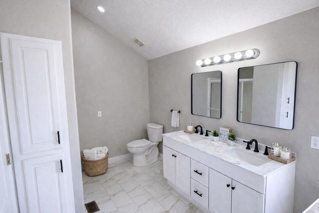 2401 S April Avenue, Springfield, MO 65807