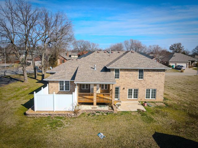 2401 S April Avenue, Springfield, MO 65807