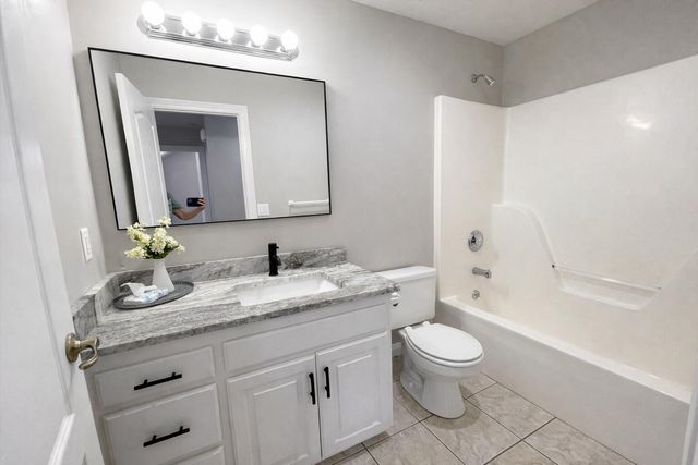 2401 S April Avenue, Springfield, MO 65807