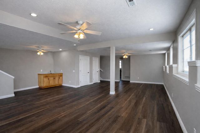 2401 S April Avenue, Springfield, MO 65807