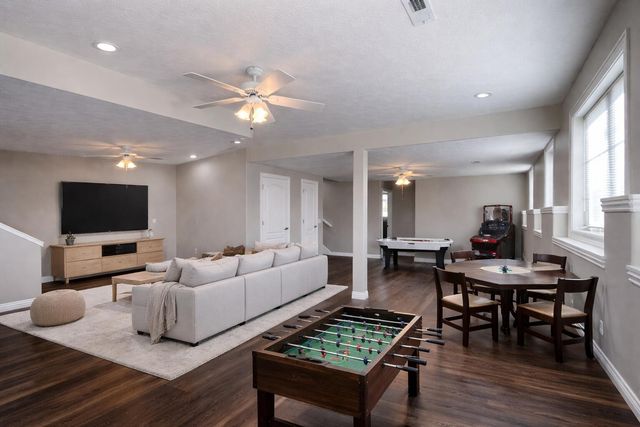 2401 S April Avenue, Springfield, MO 65807