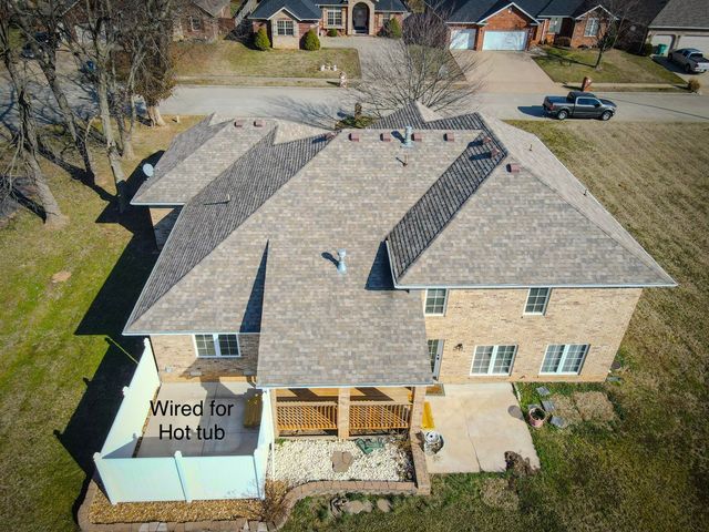 2401 S April Avenue, Springfield, MO 65807