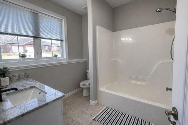 2401 S April Avenue, Springfield, MO 65807