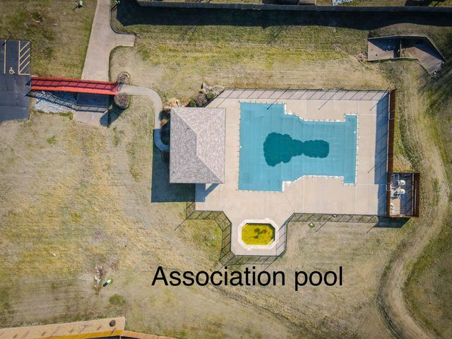 2401 S April Avenue, Springfield, MO 65807