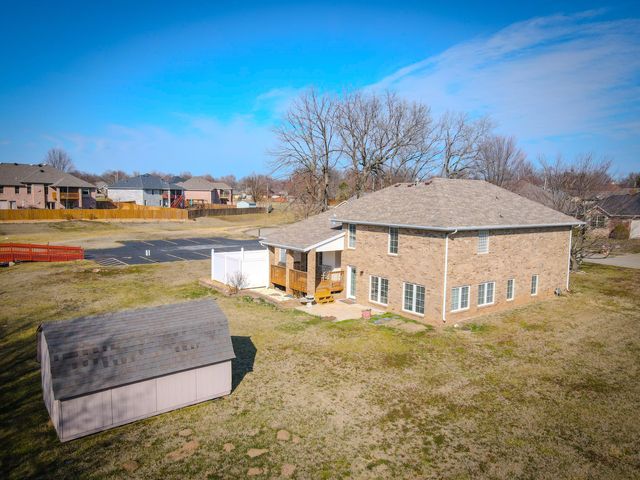2401 S April Avenue, Springfield, MO 65807