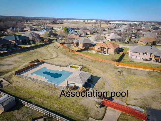 2401 S April Avenue, Springfield, MO 65807