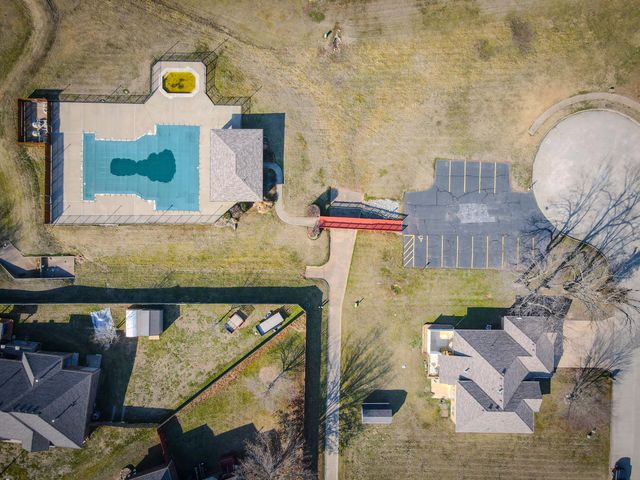 2401 S April Avenue, Springfield, MO 65807