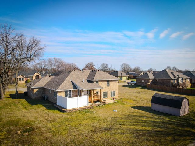 2401 S April Avenue, Springfield, MO 65807