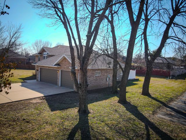 2401 S April Avenue, Springfield, MO 65807