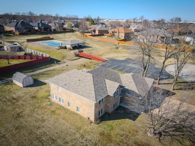 2401 S April Avenue, Springfield, MO 65807